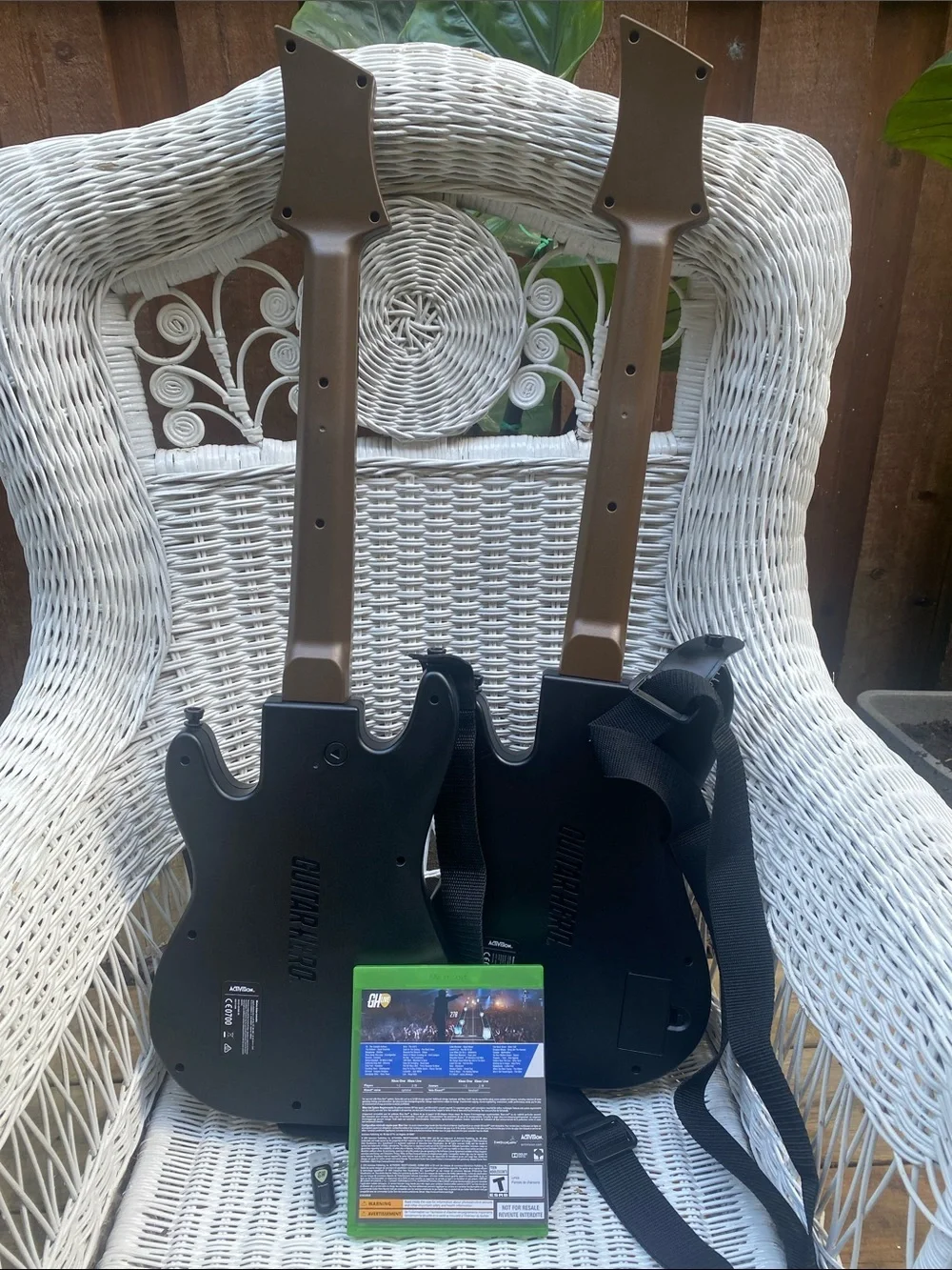 X Box 1 2Wireless Dual Guitar Controllers, Guitar Hero Live, 1 dongle, 2 straps - Picture 5 of 16